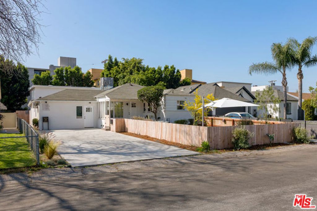 11322 Bessemer Street, North Hollywood (los Angeles), CA 91606