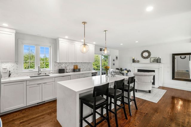 22 Overlook Dr, Danvers, MA 01923
