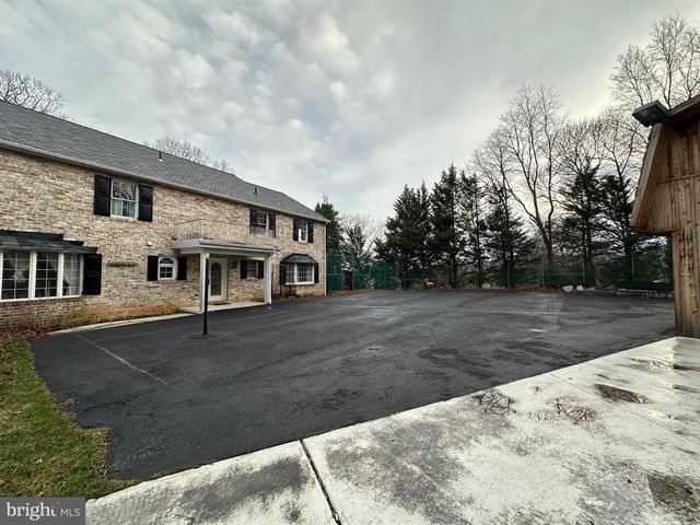 586 CRESTWOOD DRIVE, Chambersburg, PA 17202