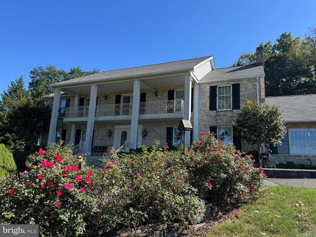 586 CRESTWOOD DRIVE, Chambersburg, PA 17202