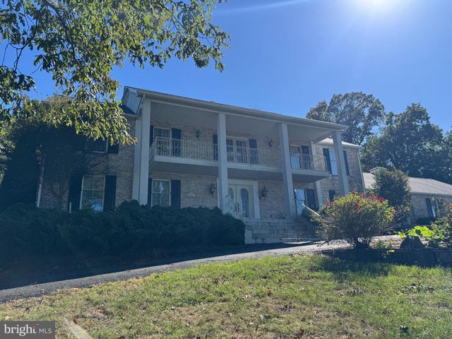 586 CRESTWOOD DRIVE, Chambersburg, PA 17202