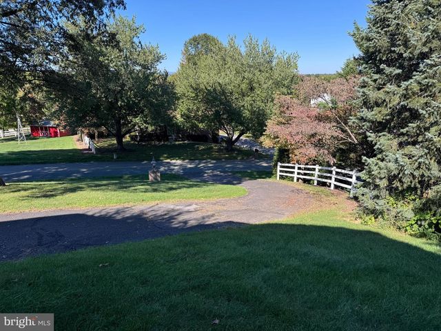 586 CRESTWOOD DRIVE, Chambersburg, PA 17202