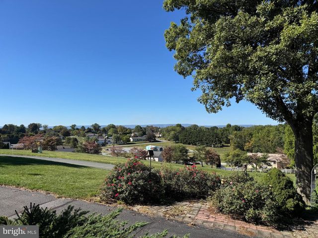 586 CRESTWOOD DRIVE, Chambersburg, PA 17202