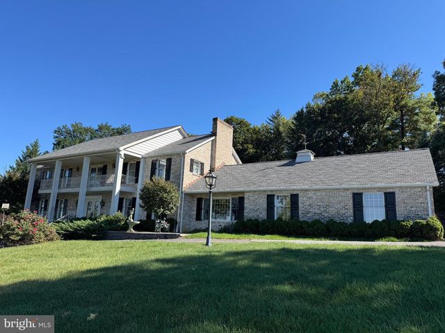 586 CRESTWOOD DRIVE, Chambersburg, PA 17202