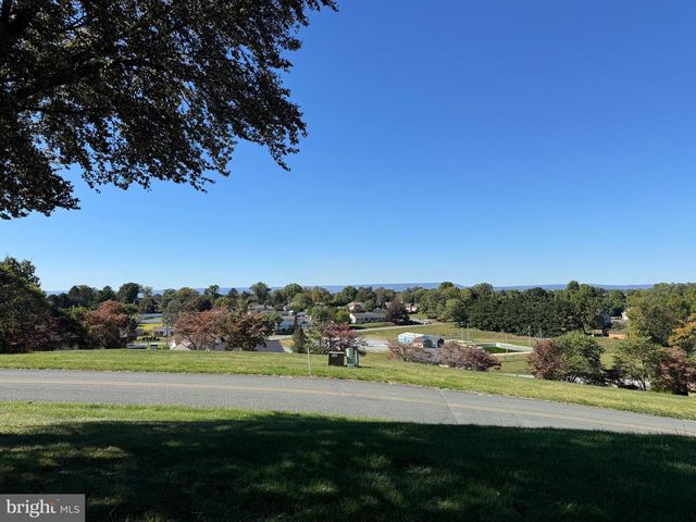 586 CRESTWOOD DRIVE, Chambersburg, PA 17202