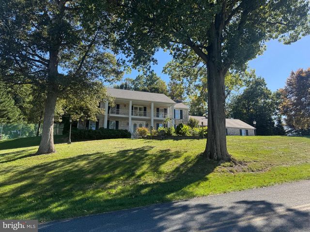 586 CRESTWOOD DRIVE, Chambersburg, PA 17202