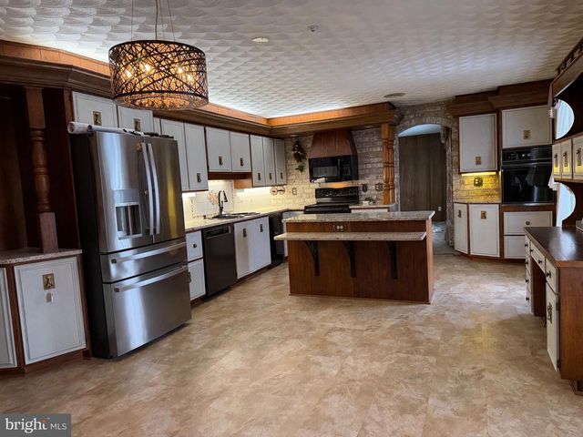 586 CRESTWOOD DRIVE, Chambersburg, PA 17202