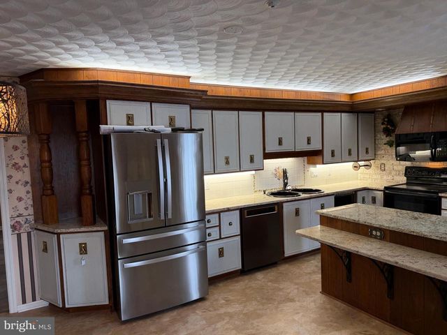 586 CRESTWOOD DRIVE, Chambersburg, PA 17202