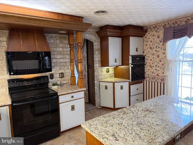 586 CRESTWOOD DRIVE, Chambersburg, PA 17202