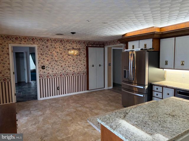 586 CRESTWOOD DRIVE, Chambersburg, PA 17202