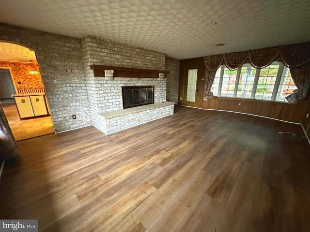 586 CRESTWOOD DRIVE, Chambersburg, PA 17202