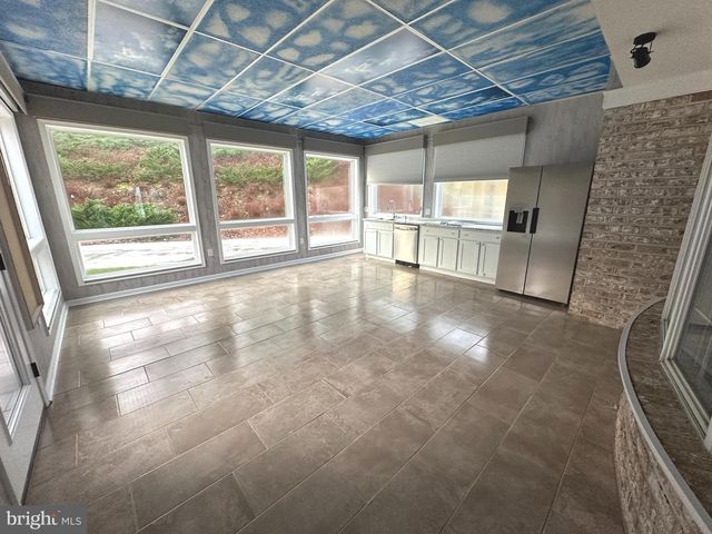 586 CRESTWOOD DRIVE, Chambersburg, PA 17202