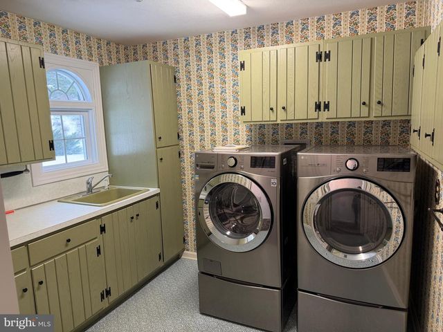 586 CRESTWOOD DRIVE, Chambersburg, PA 17202