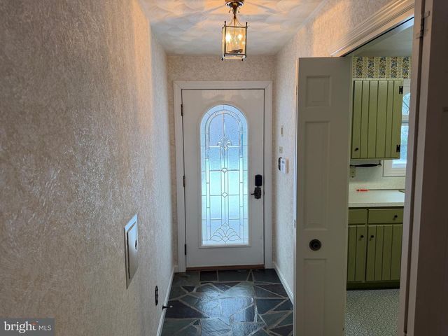 586 CRESTWOOD DRIVE, Chambersburg, PA 17202