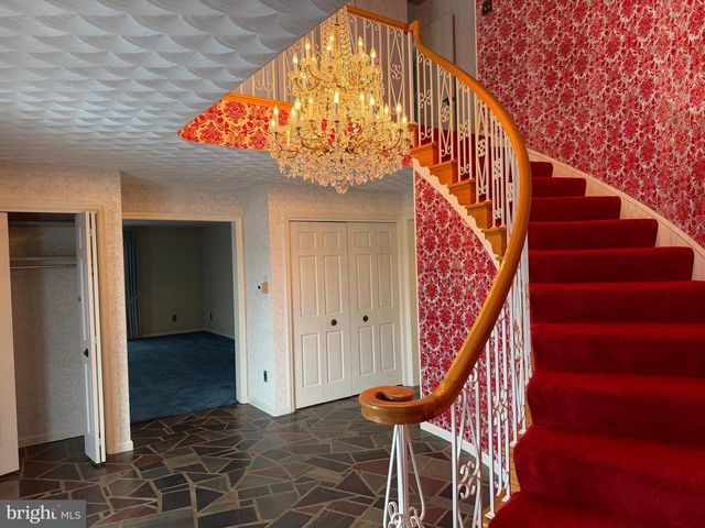 586 CRESTWOOD DRIVE, Chambersburg, PA 17202