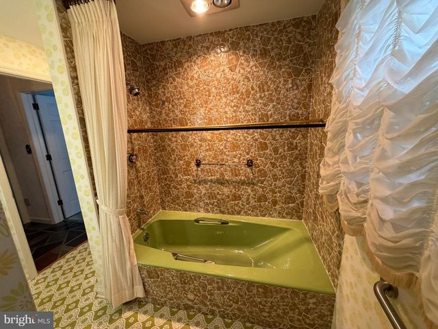 586 CRESTWOOD DRIVE, Chambersburg, PA 17202