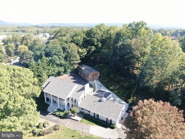 586 CRESTWOOD DRIVE, Chambersburg, PA 17202
