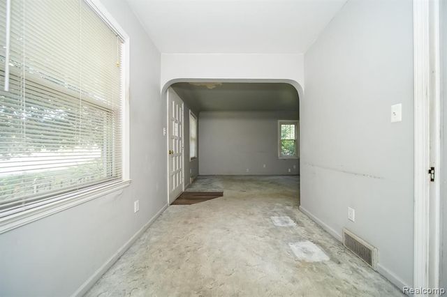 2476 Voorheis Road, Waterford, MI 48328