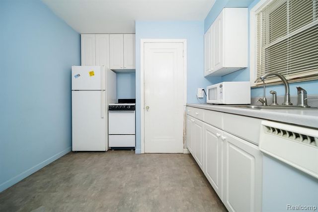 2476 Voorheis Road, Waterford, MI 48328