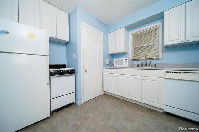 2476 Voorheis Road, Waterford, MI 48328
