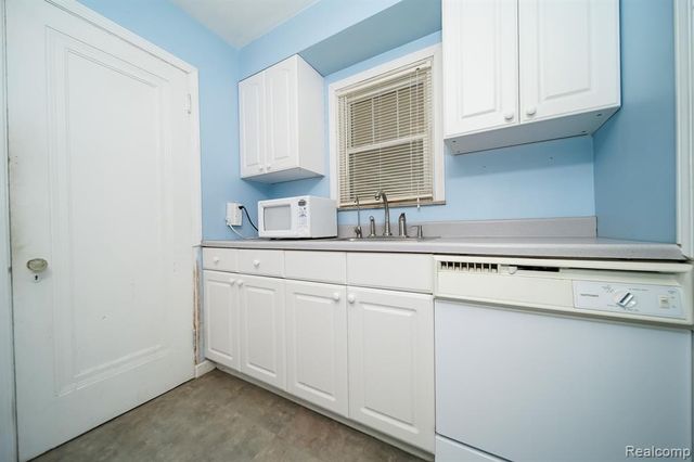 2476 Voorheis Road, Waterford, MI 48328