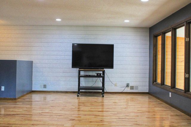 664 Hilltop Drive NE, Hutchinson, MN 55350