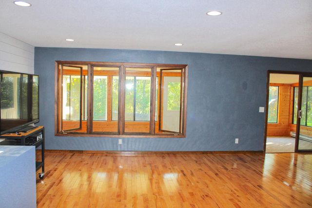 664 Hilltop Drive NE, Hutchinson, MN 55350