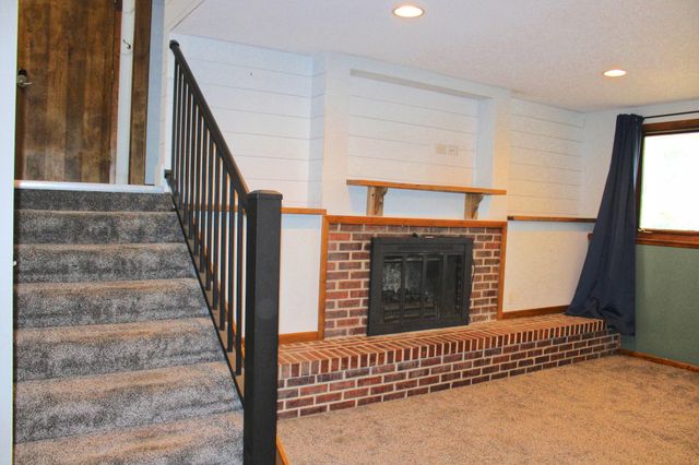 664 Hilltop Drive NE, Hutchinson, MN 55350