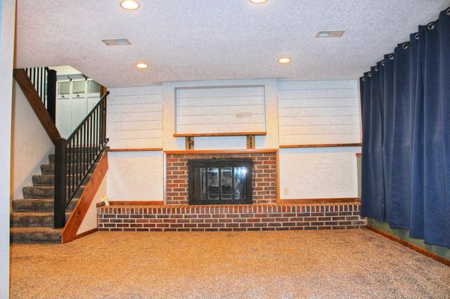 664 Hilltop Drive NE, Hutchinson, MN 55350