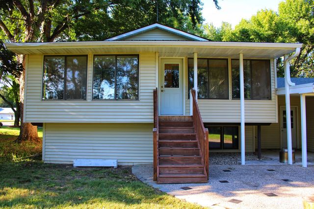 664 Hilltop Drive NE, Hutchinson, MN 55350