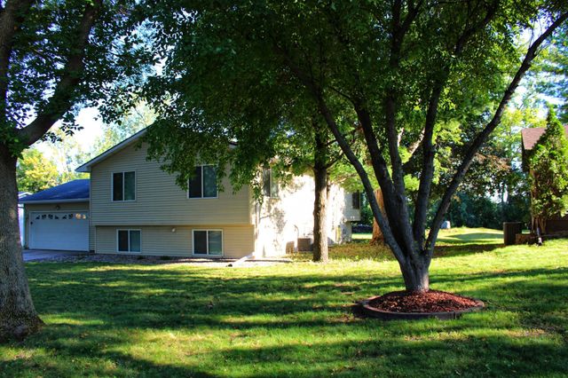 664 Hilltop Drive NE, Hutchinson, MN 55350