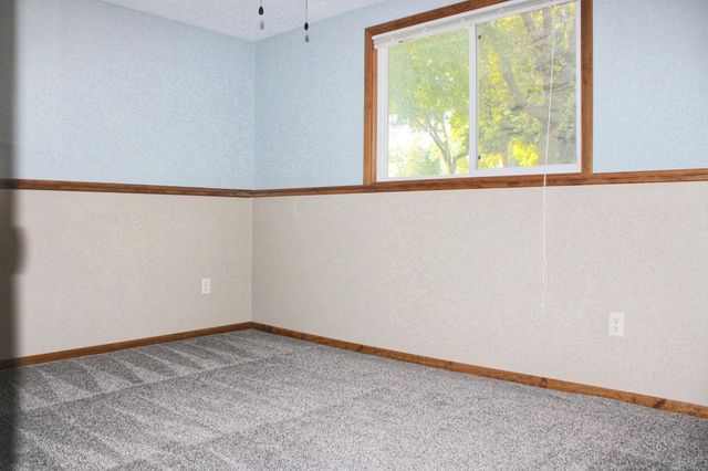 664 Hilltop Drive NE, Hutchinson, MN 55350