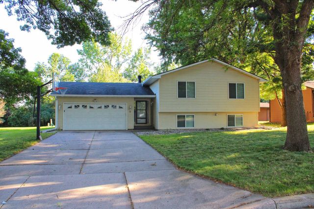 664 Hilltop Drive NE, Hutchinson, MN 55350