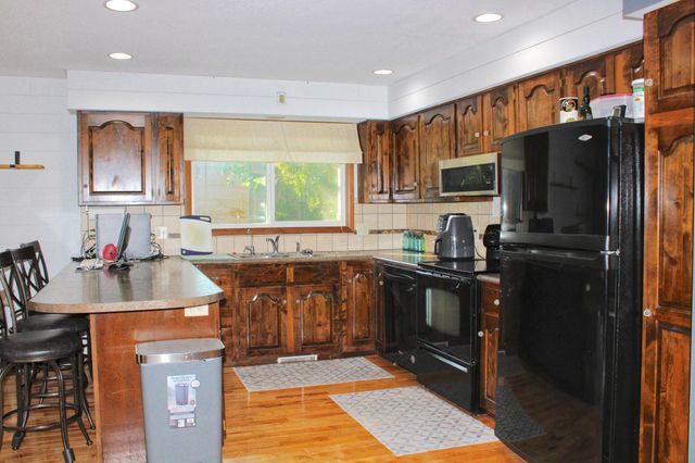 664 Hilltop Drive NE, Hutchinson, MN 55350