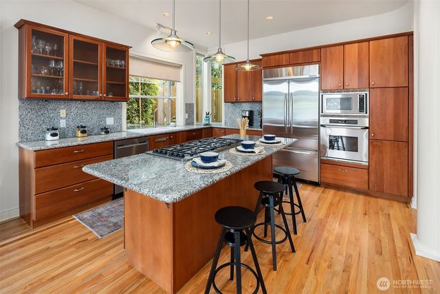 8418 Island Drive S, Seattle, WA 98118