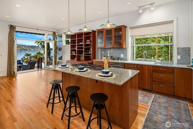 8418 Island Drive S, Seattle, WA 98118