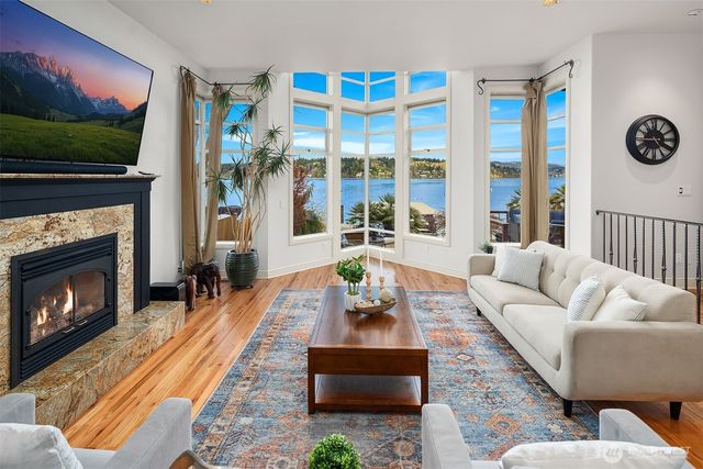 8418 Island Drive S, Seattle, WA 98118