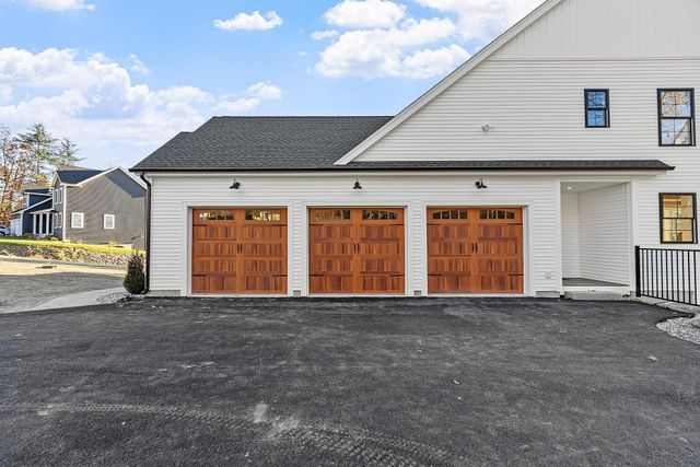 18 Sprague Mill Road, Bedford, NH 03110