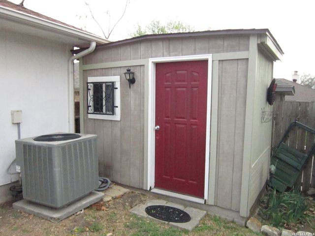 7911 Forest Cabin, Live Oak, TX 78233