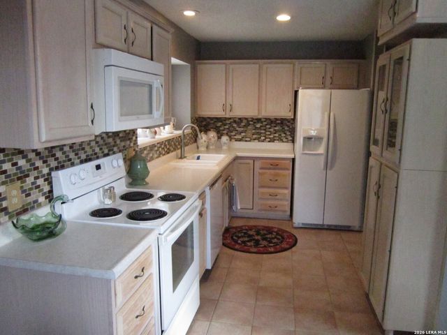 7911 Forest Cabin, Live Oak, TX 78233