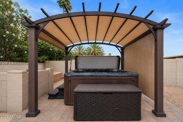 8621 E WELDON Avenue, Scottsdale, AZ 85251