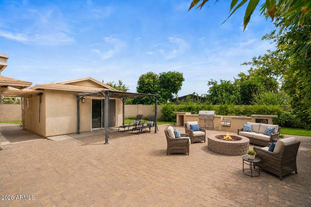 8621 E WELDON Avenue, Scottsdale, AZ 85251
