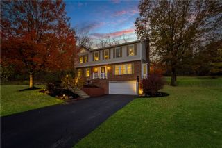 210 Timber Lake Dr, Peters Twp, PA 15367
