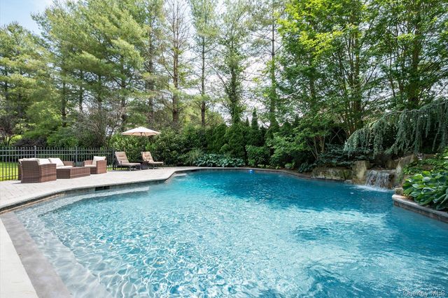 37 Legends Circle, Melville, NY 11747