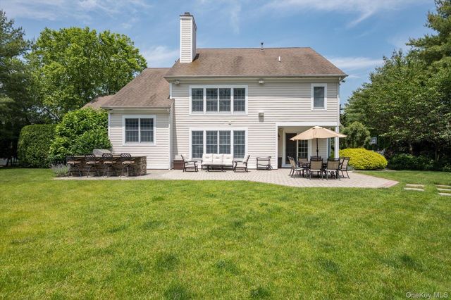 37 Legends Circle, Melville, NY 11747