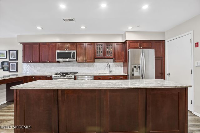 18 Lexington Circle, Matawan, NJ 07747