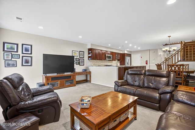 18 Lexington Circle, Matawan, NJ 07747