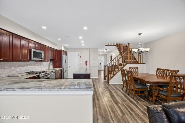 18 Lexington Circle, Matawan, NJ 07747