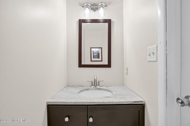 18 Lexington Circle, Matawan, NJ 07747