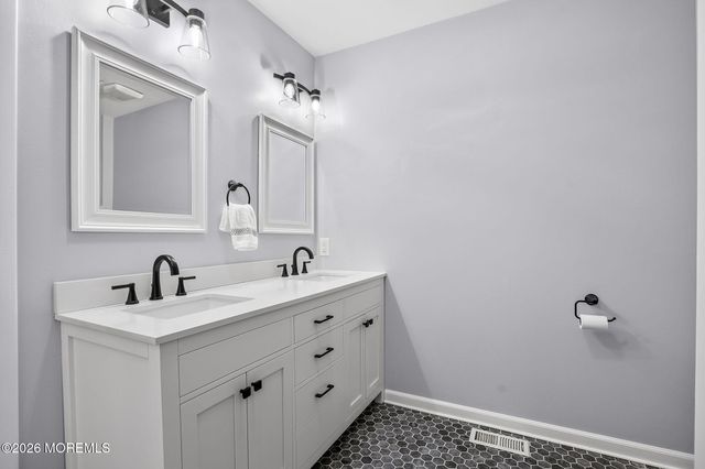 18 Lexington Circle, Matawan, NJ 07747